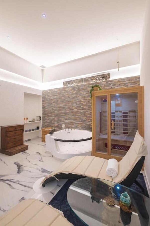 Una bañera de hidromasaje, masajes de tejido profundo, masajes suecos