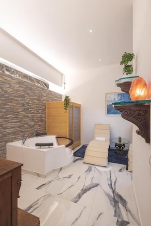 Hot tub, deep-tissue massages, Swedish massages, Thai massages