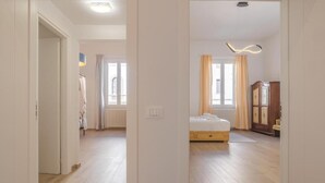 Ein Schlafzimmer mit Bett, Schrank und Heizkörper.
