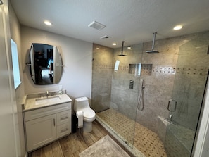 Shower, towels, soap, toilet paper - Big Soothing 3-bedroom house with AC in Astor on the St John’s River!! (Astor)