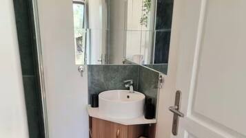 Een douche, een haardroger, handdoeken, zeep