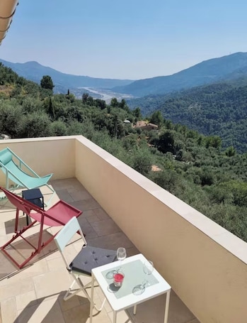 Property grounds. Studio with pool and panoramic view in Gilette