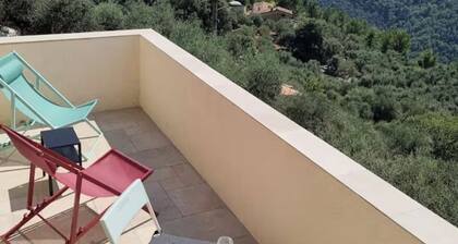 Studio with pool and panoramic view in Gilette