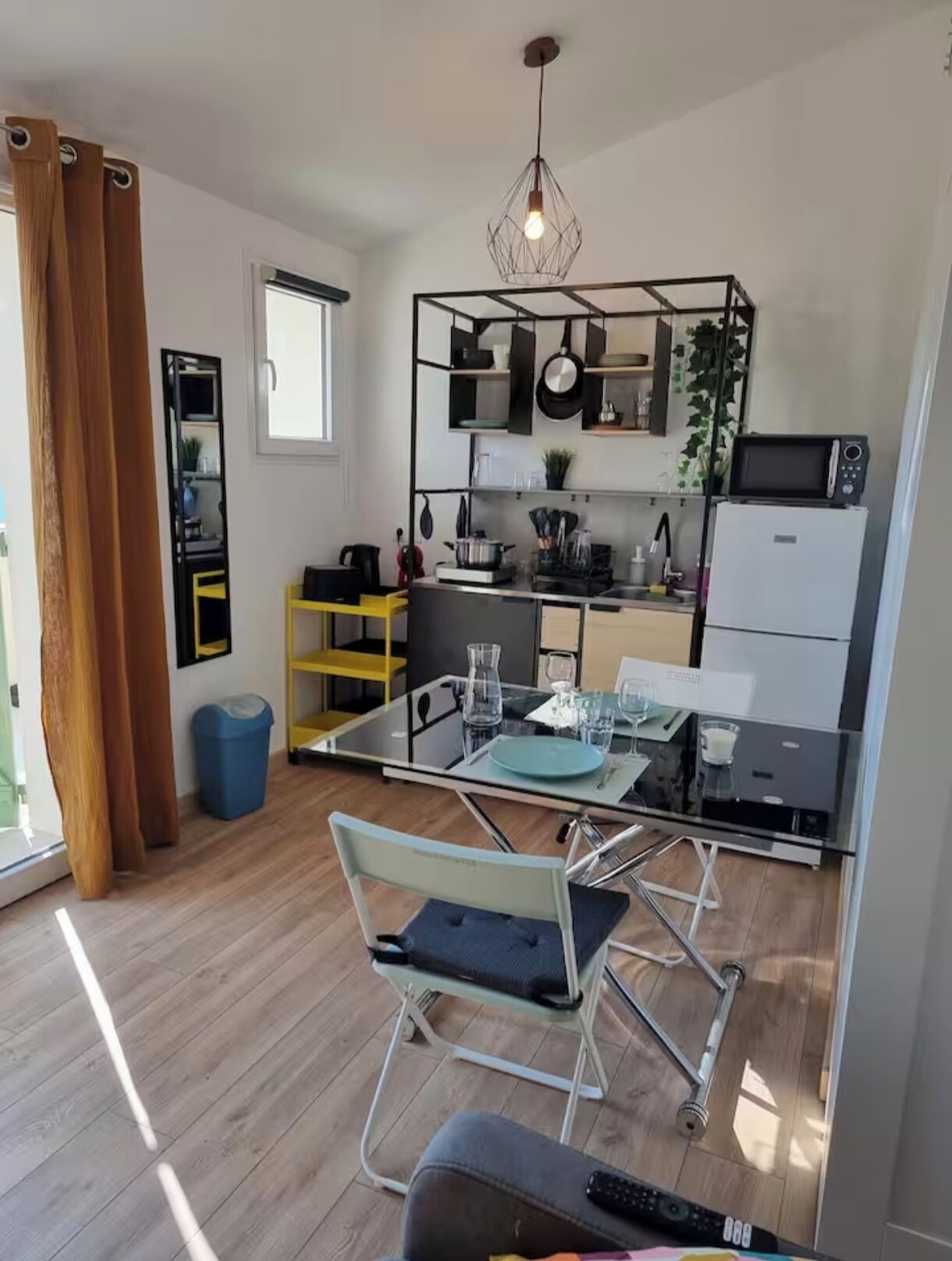 冷蔵庫、電子レンジ、コンロ、コーヒー / ティーメーカー