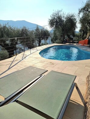 Outdoor pool - Studio with pool and panoramic view in Gilette (Gilette)