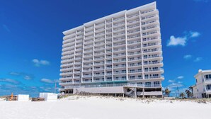 Ein mehrstöckiges Hotel im modernen Stil direkt am Strand.