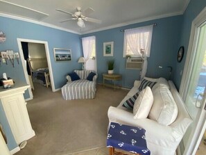 Tv, bordsfotboll och böcker