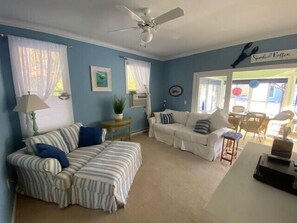 Tv, bordsfotboll och böcker