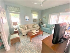 テレビ、テーブルサッカー台、書庫