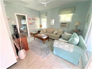 TV, foosball, books - Fully furnished cottage, minutes from the beach. (Wells)