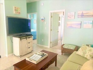 テレビ、テーブルサッカー台、書庫