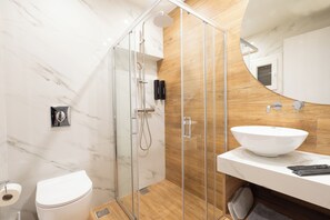 Secador de cabelo, toalhas de banho, sabonete, papel higiênico