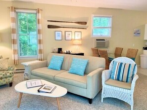 Fernseher, Tischfußball, Bücher