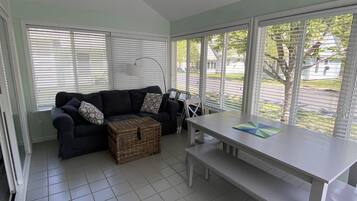 Fernseher, Tischfußball, Bücher