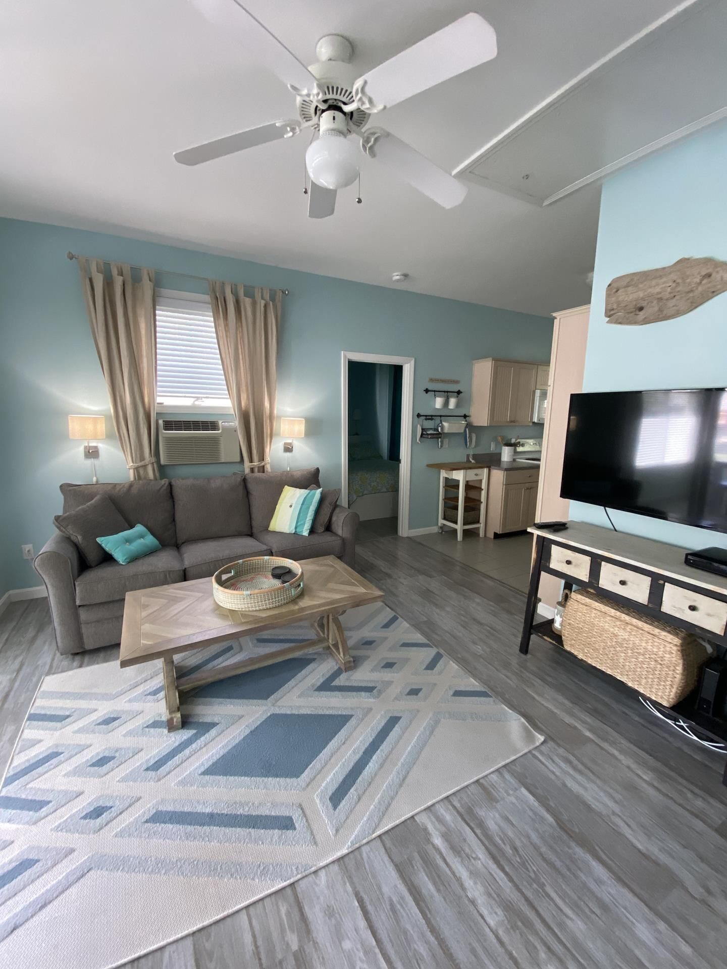 TV, tavolo da calcetto, libri