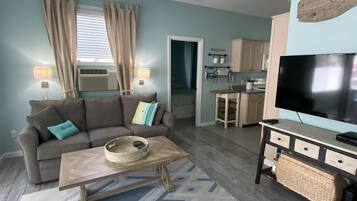 TV, tavolo da calcetto, libri