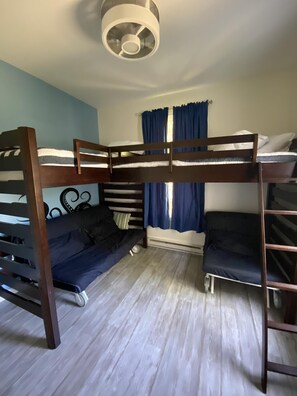 2 bedrooms, iron/ironing board, WiFi