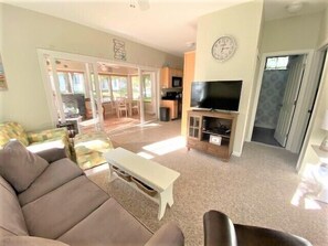 Téléviseur, table de baby-foot, livres