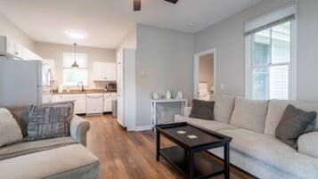 Fernseher, Tischfußball, Bücher