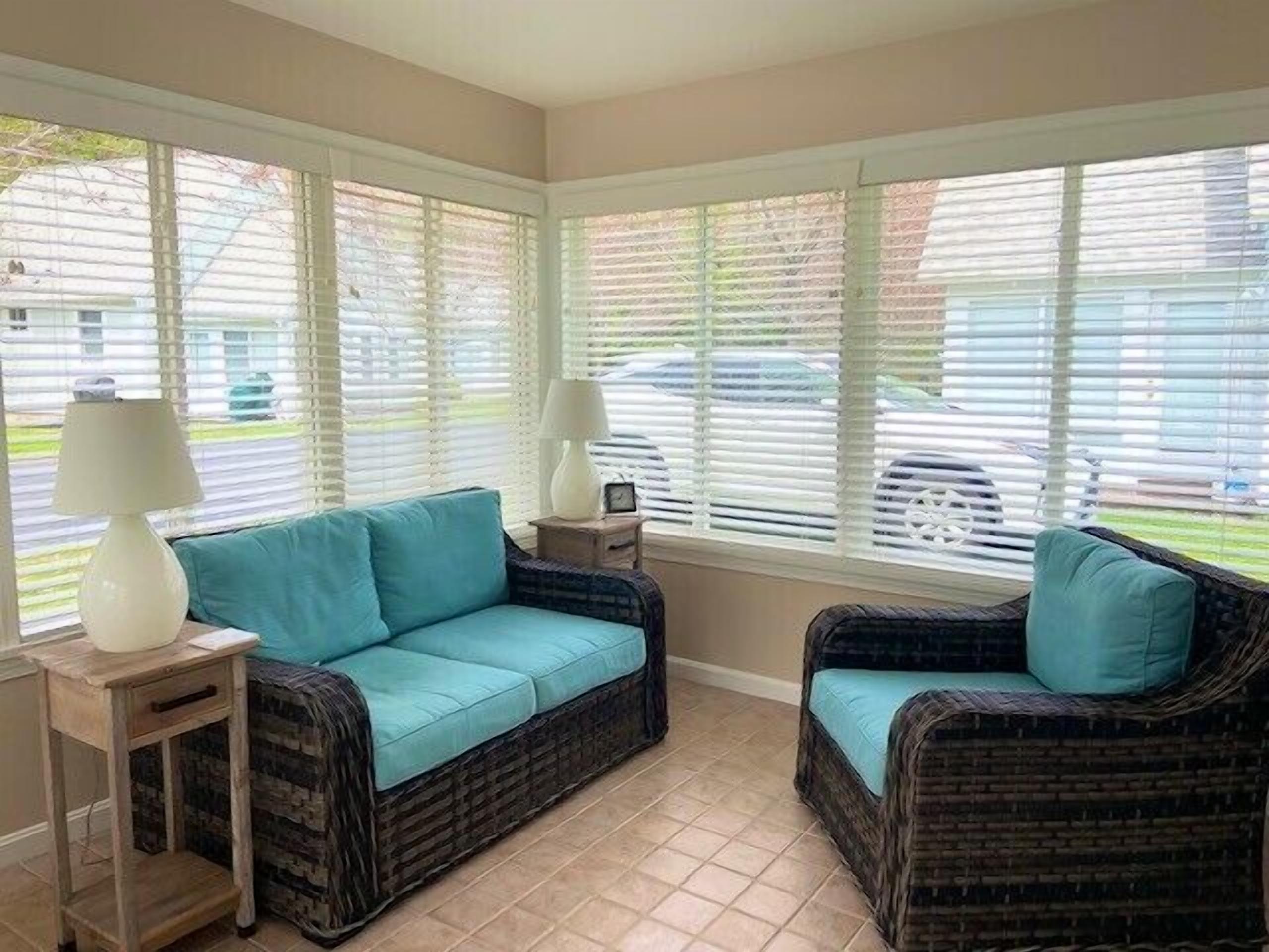 TV, tavolo da calcetto, libri