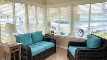 TV, tavolo da calcetto, libri