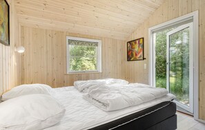 4 bedrooms, travel crib, free WiFi