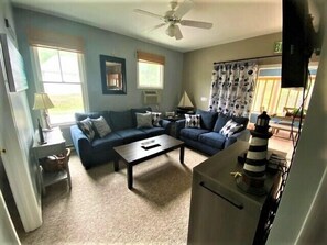 Fernseher, Tischfußball, Bücher