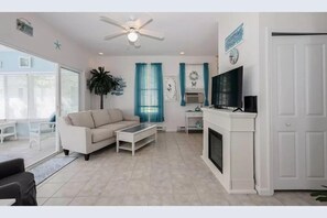 テレビ、テーブルサッカー台、書庫