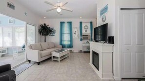 Télévision, baby-foot, livres