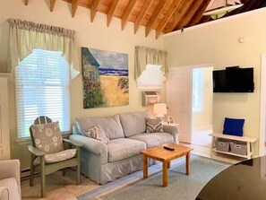 Fernseher, Tischfußball, Bücher