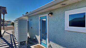 Studio (3 Bedrooms) | Property amenity