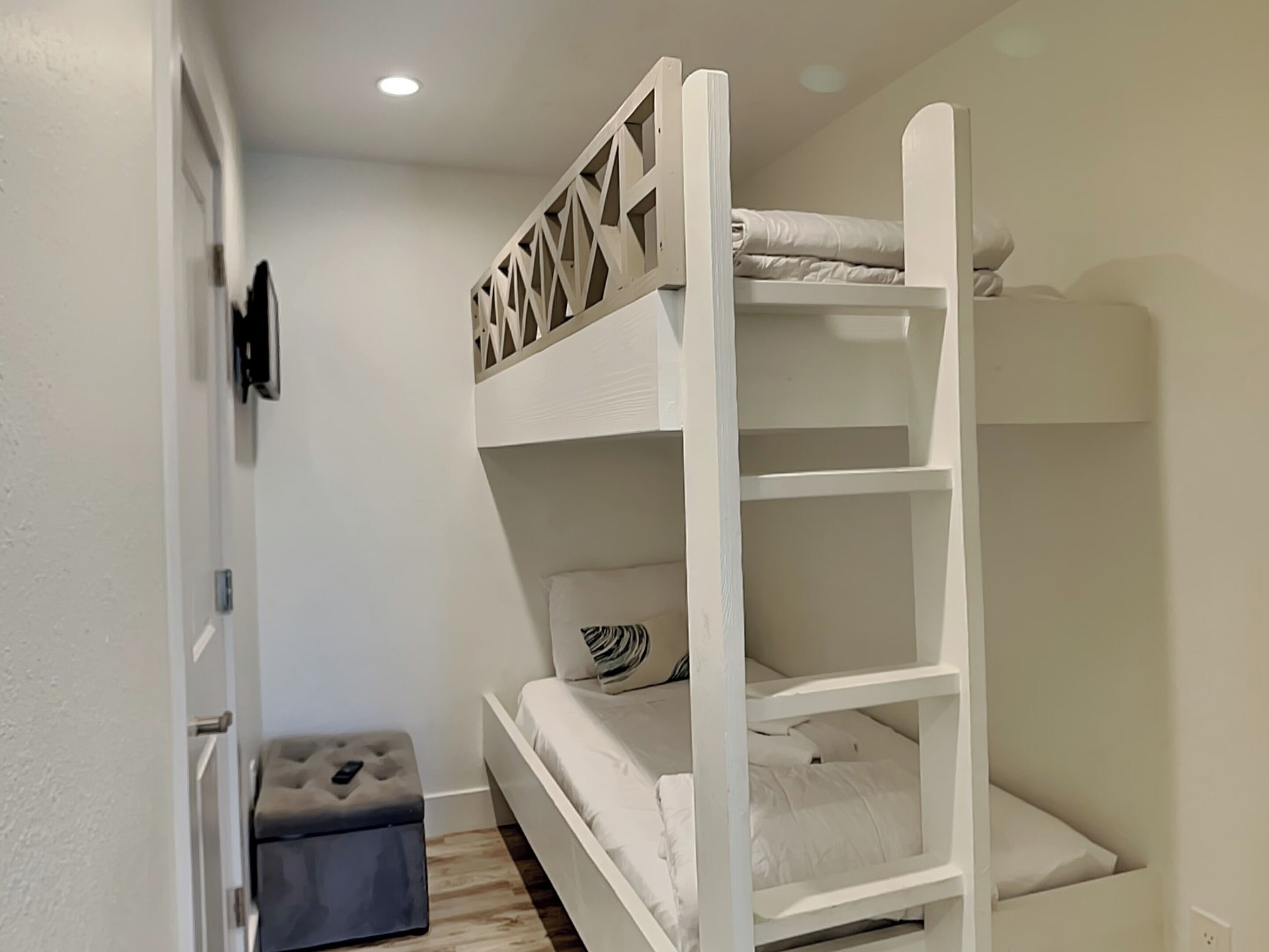 Una camera con un letto a castello, una scrivania e una sedia.