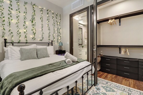 1 bedroom, iron/ironing board, free WiFi, bed sheets - Prime Sleek 1BR Studio Near DT & Domain With Pool, Gym and Free Parking (Austin)