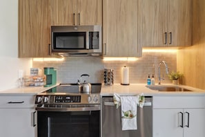 Kühlschrank, Mikrowelle, Ofen, Herdplatte