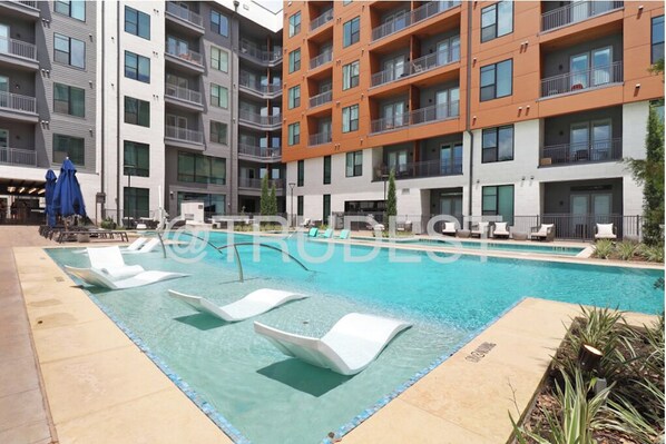 Una piscina al aire libre