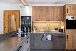 Fridge, oven, stovetop, dishwasher