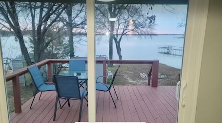 Outdoor dining. Waterfront Mobile Home w Private Dock on Lake Tawakoni