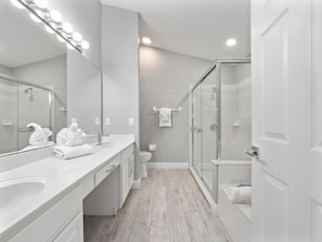 Hair dryer, towels, soap, shampoo - Modern 3-BR Davenport Retreat,Private Pool, Game Room & Near Disney (Davenport)