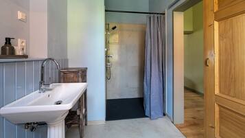 Dusche, Handtücher, Seife, Toilettenpapier