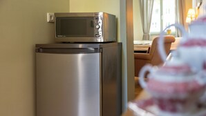 A compact kitchen with a microwave and refrigerator. - Stylish accommodation in a monument in the heart of Halberstadt's old town (Halberstadt)