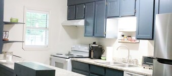 Cozy 2 BR Bungalow - Near dining- college + patio