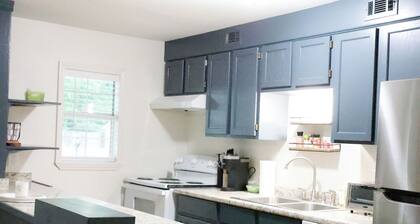 Cozy 2 BR Bungalow - Near dining- college + patio