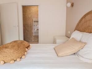 4 bedrooms, iron/ironing board, travel cot, WiFi