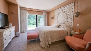 In-room safe, free WiFi, bed sheets