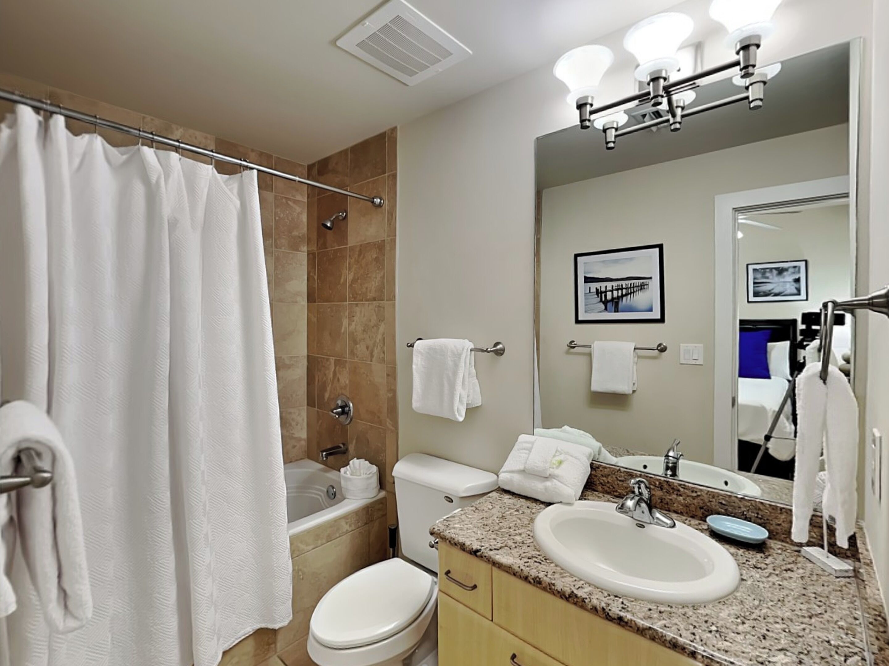 Une salle de bain moderne équipée d’une douche, d’une baignoire, de toilettes et d’un lavabo.