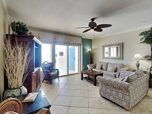 Condo (2 Bedrooms) | Front of property