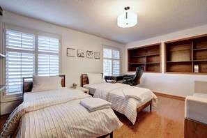 6 bedrooms, desk, iron/ironing board, WiFi