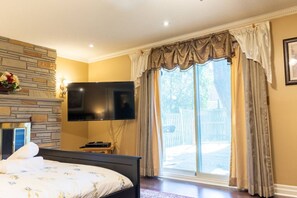 5 bedrooms, desk, iron/ironing board, WiFi