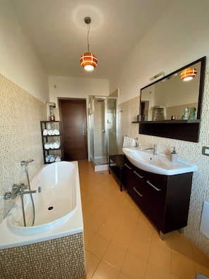 Asciugacapelli, bidet, asciugamani, sapone