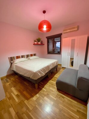 2 bedrooms, in-room safe, desk, iron/ironing board